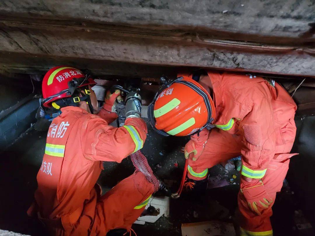 机器"吃人"!女子左腿被机器传输带卡住