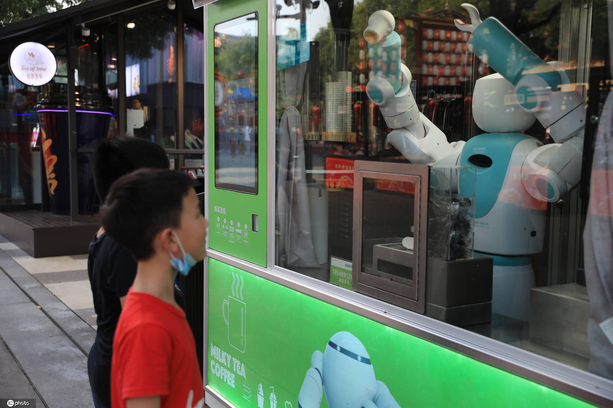 西安大唐不夜城现智能机器人售卖饮品