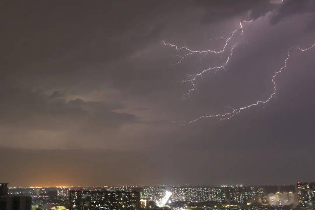 狂风暴雨的照片图片