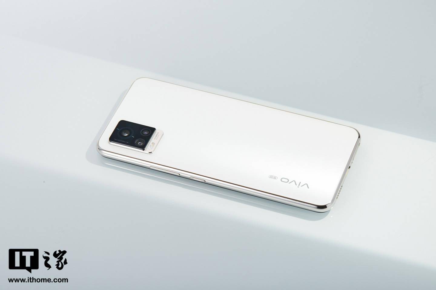 【it之家开箱】vivo s7 月光白图赏