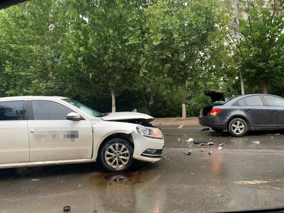 南乐街头两车相撞,状况惨烈,雨天路滑,小心驾驶!