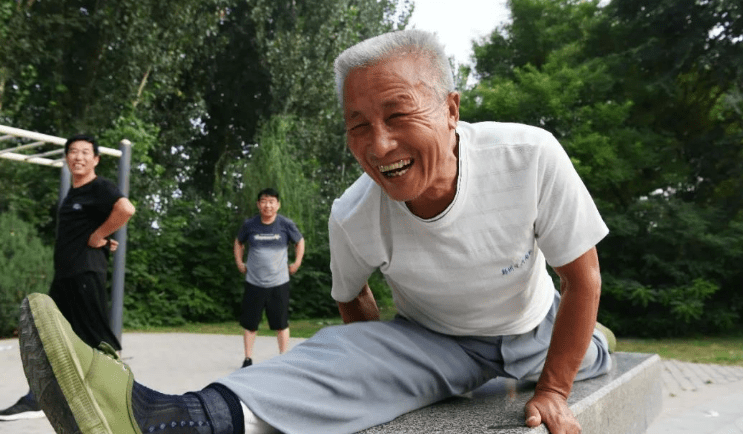 广平71岁老人坚持锻炼轻松劈下"一字马"_健身