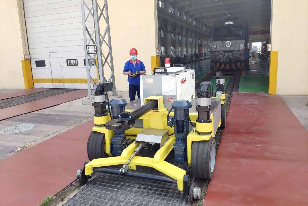 我就是公铁两用牵引车也能在钢轨上行驶我能在公路上奔跑别看我身材