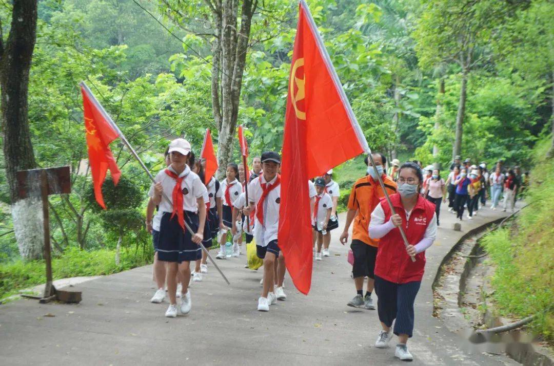 红色传奇进校园 | 凭祥市开展"红色足迹"研学实践暨"八·一"慰问活动