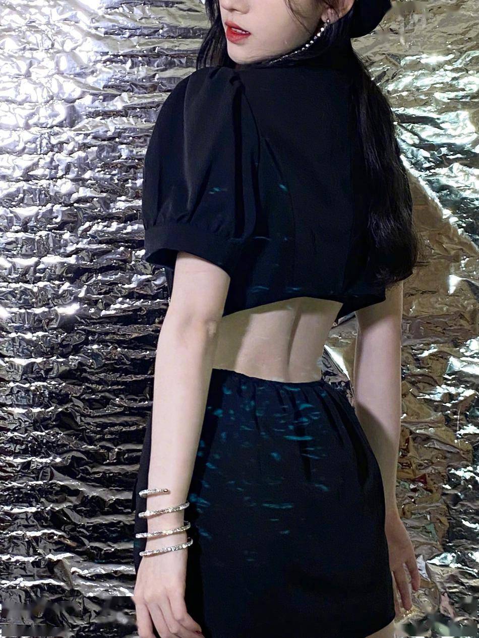 鞠婧祎穿蝴蝶结露腰短裙搭配长靴 小秀蛮腰长腿甜美性感