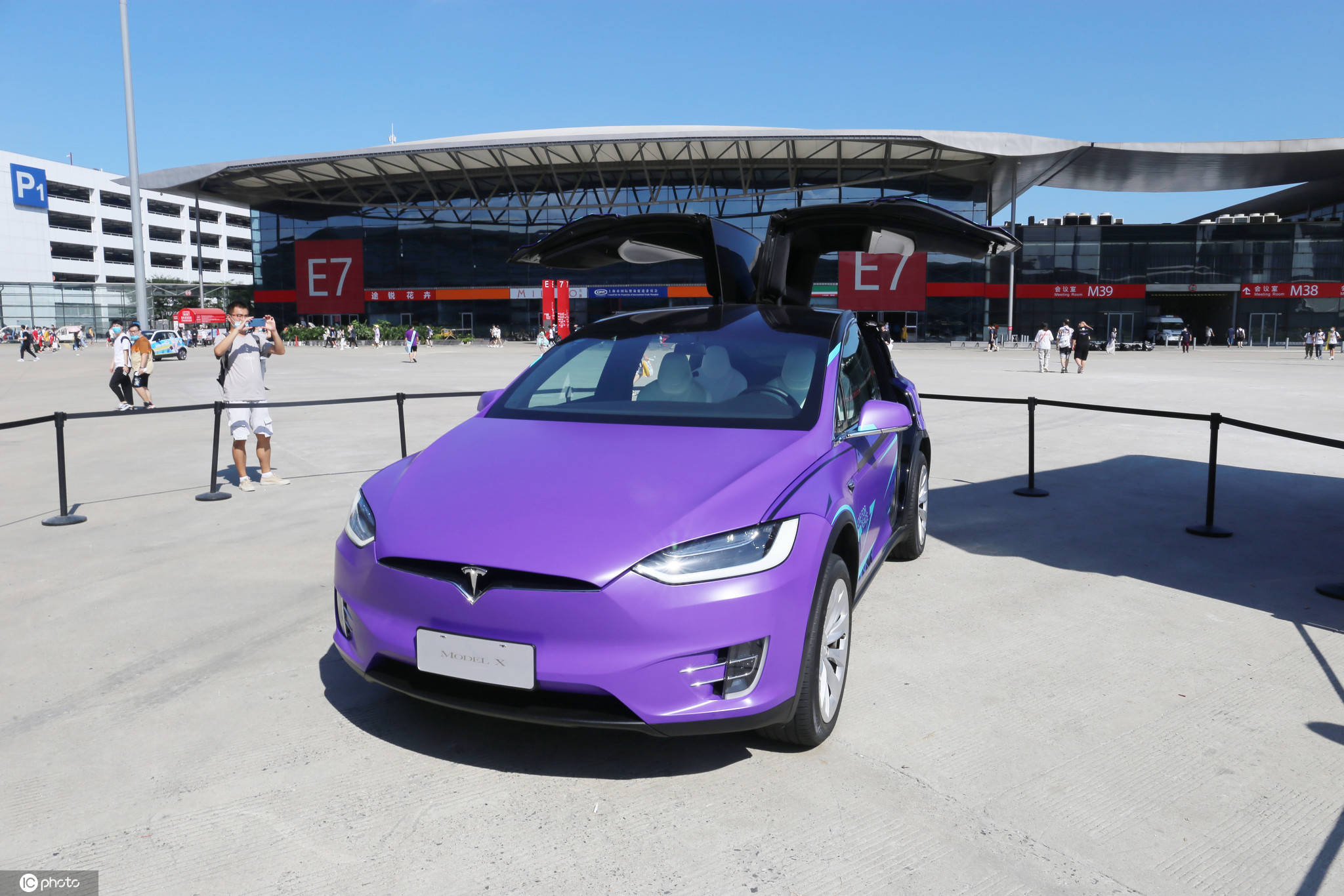 特斯拉跨界合作腾讯游戏 "奇幻紫"model x亮相chinajoy