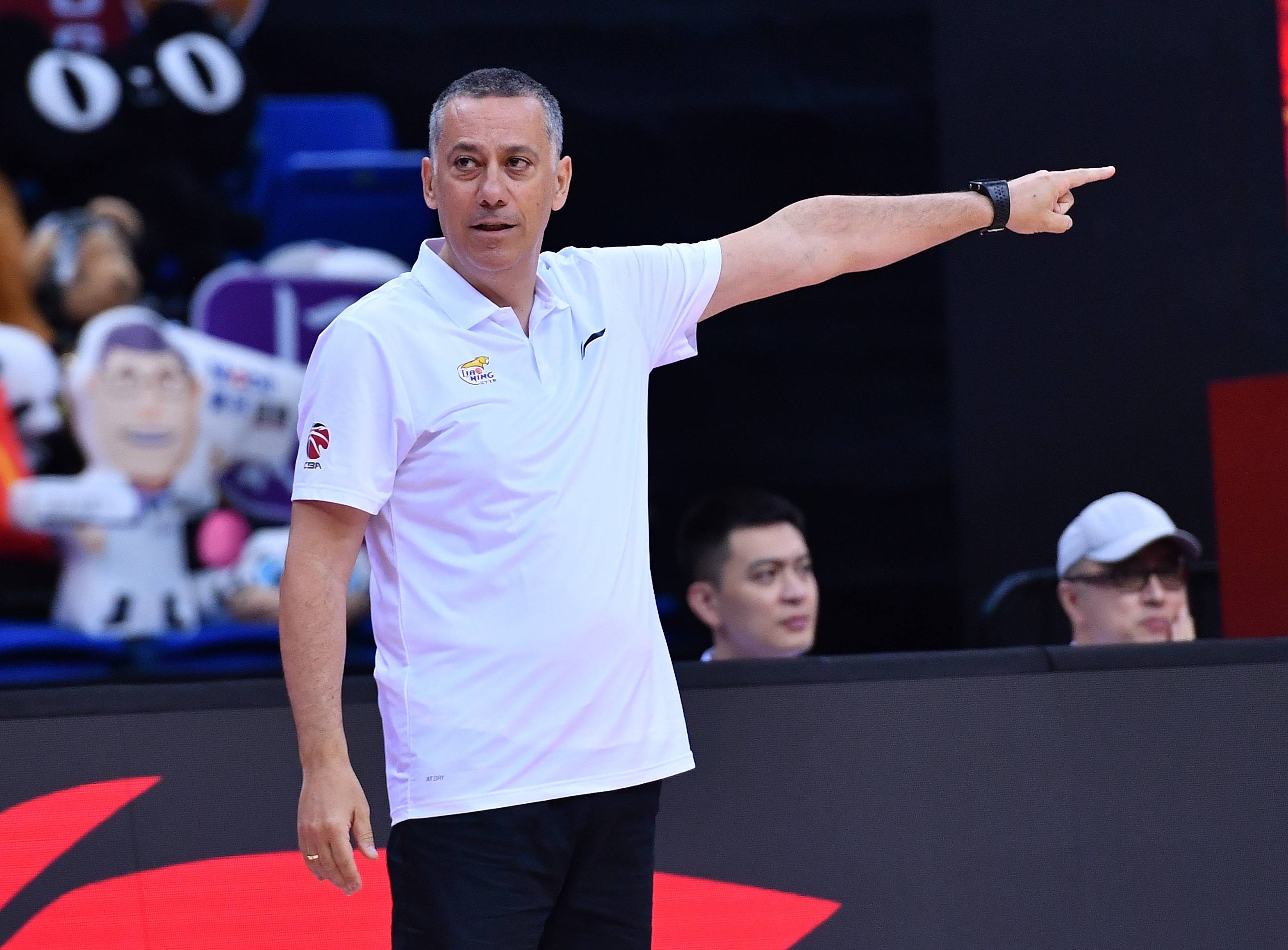 8月5日,辽宁本钢队代理主教练马丁内斯在场边指挥.