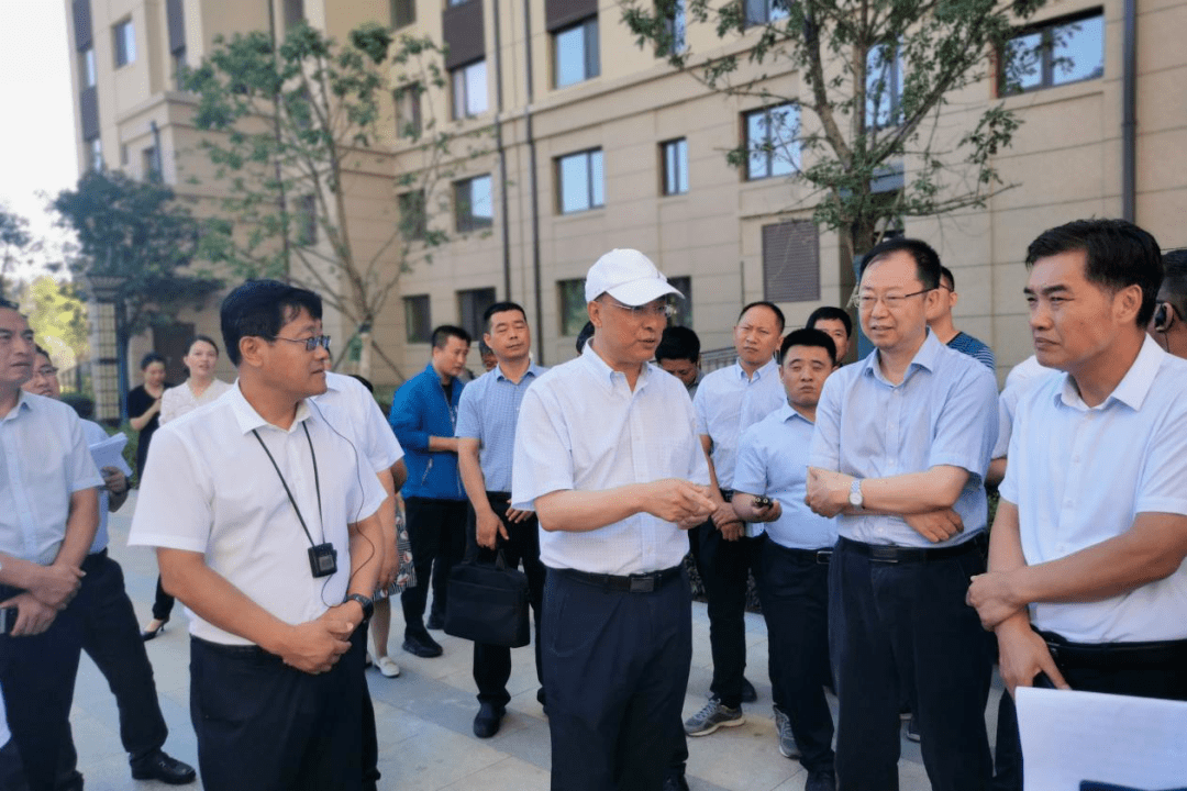 冯任飞先后来到红山区智慧城管指挥中心,银河路翡翠明珠小区,乌兰哈达