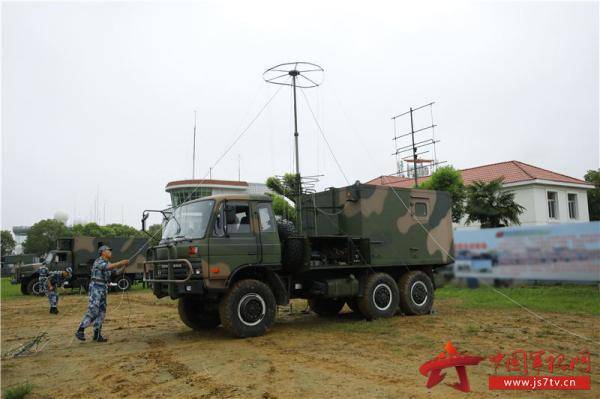 ""迅速机动,搭建临时通信指挥所确保通信畅通!