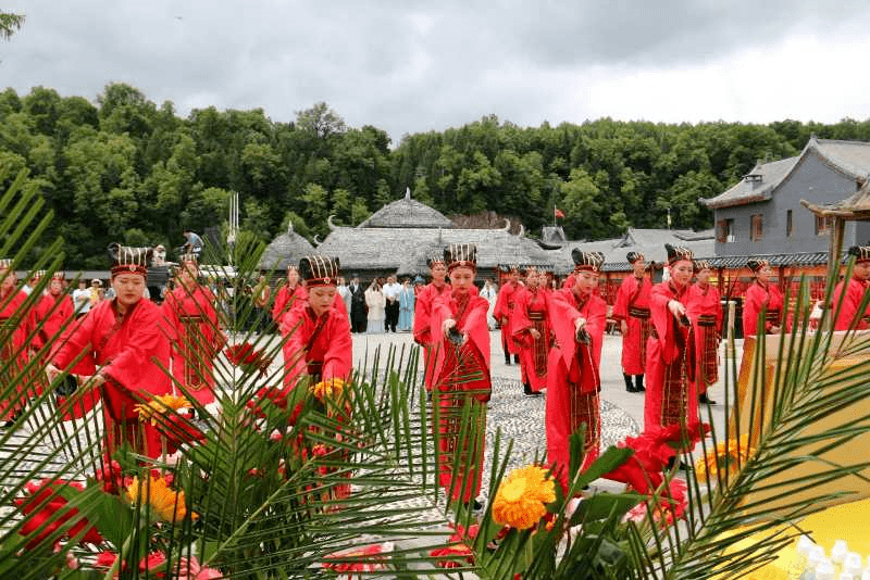 通过四言体诗歌,建鼓,长白山石磬,舞蹈把敬山仪式的庄严,神圣进行展现