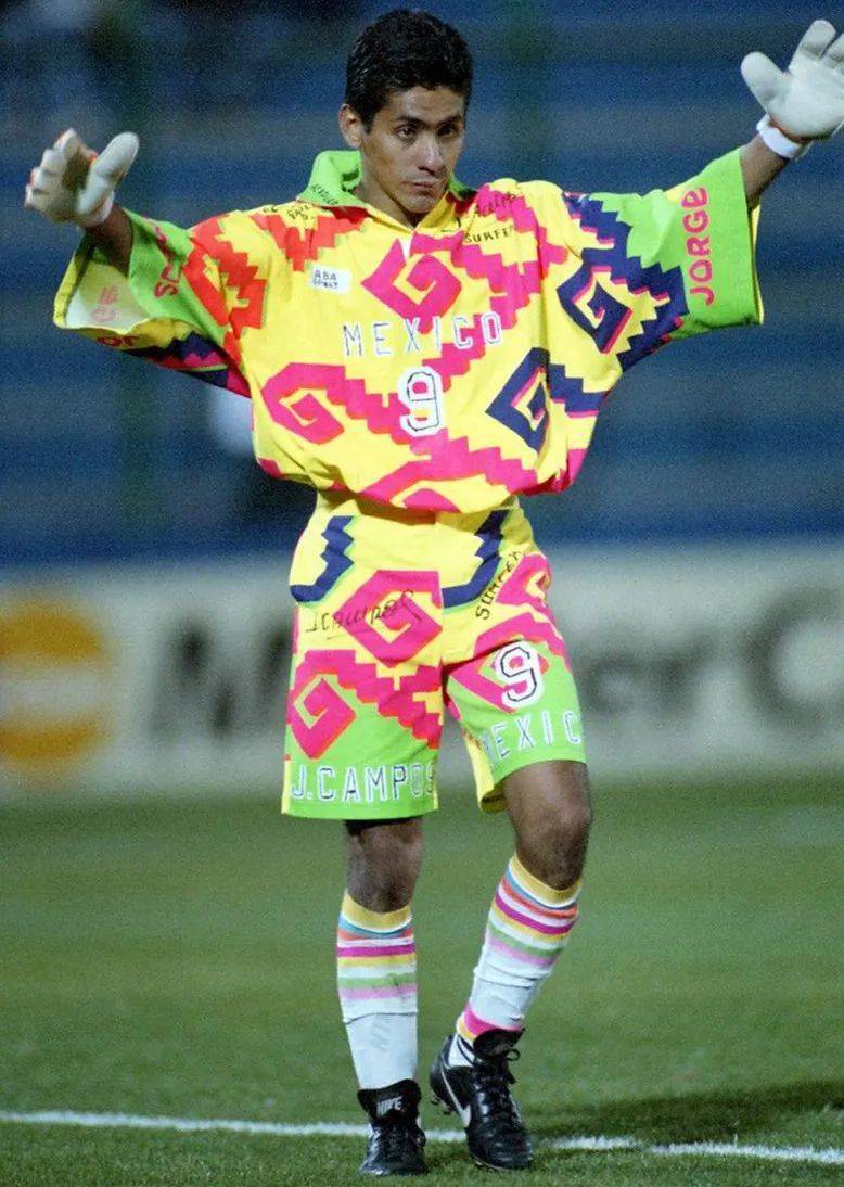 1994年,"花蝴蝶"坎波斯靠着令人眼花缭乱的门将服成为全球焦点;4年后