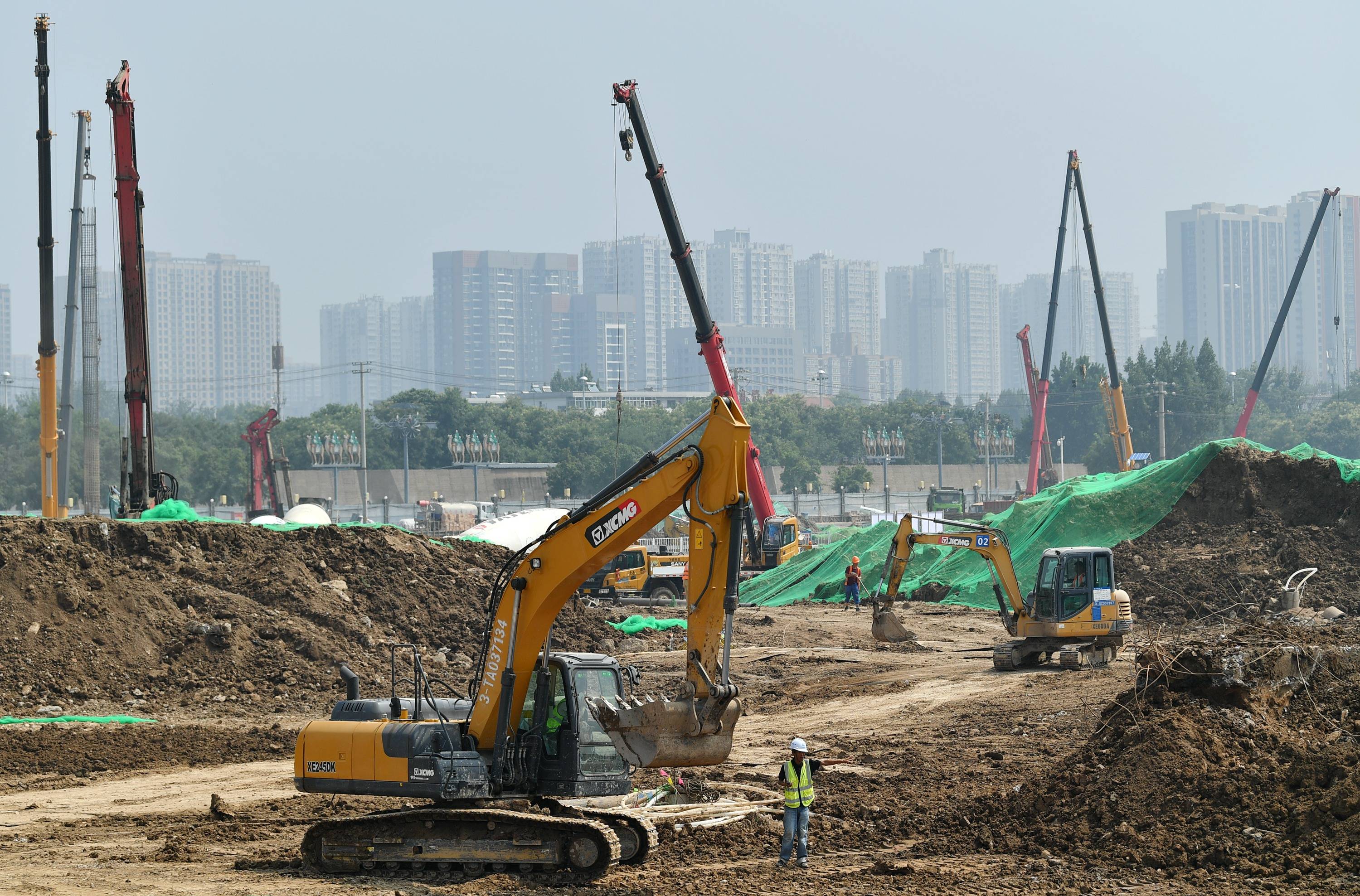 8月5日,中铁一局施工人员在西安火车站改扩建工程施工现场作业.