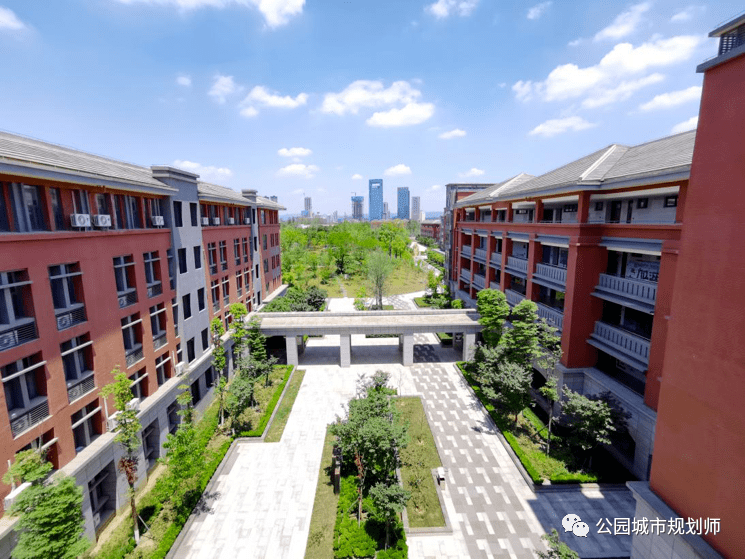 生长在公园城市里的学校