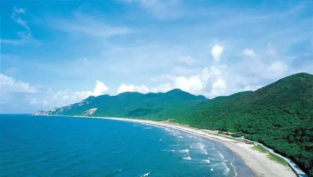 岛内有大南湾,藏宝湾,笼统湾等八个海湾,其中大南湾沙滩被称为"十里