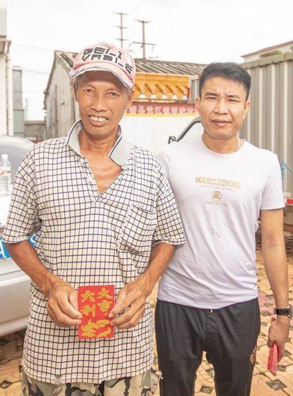 合浦一酒吧老板带着几十个员工进村后一条村的人都出来了