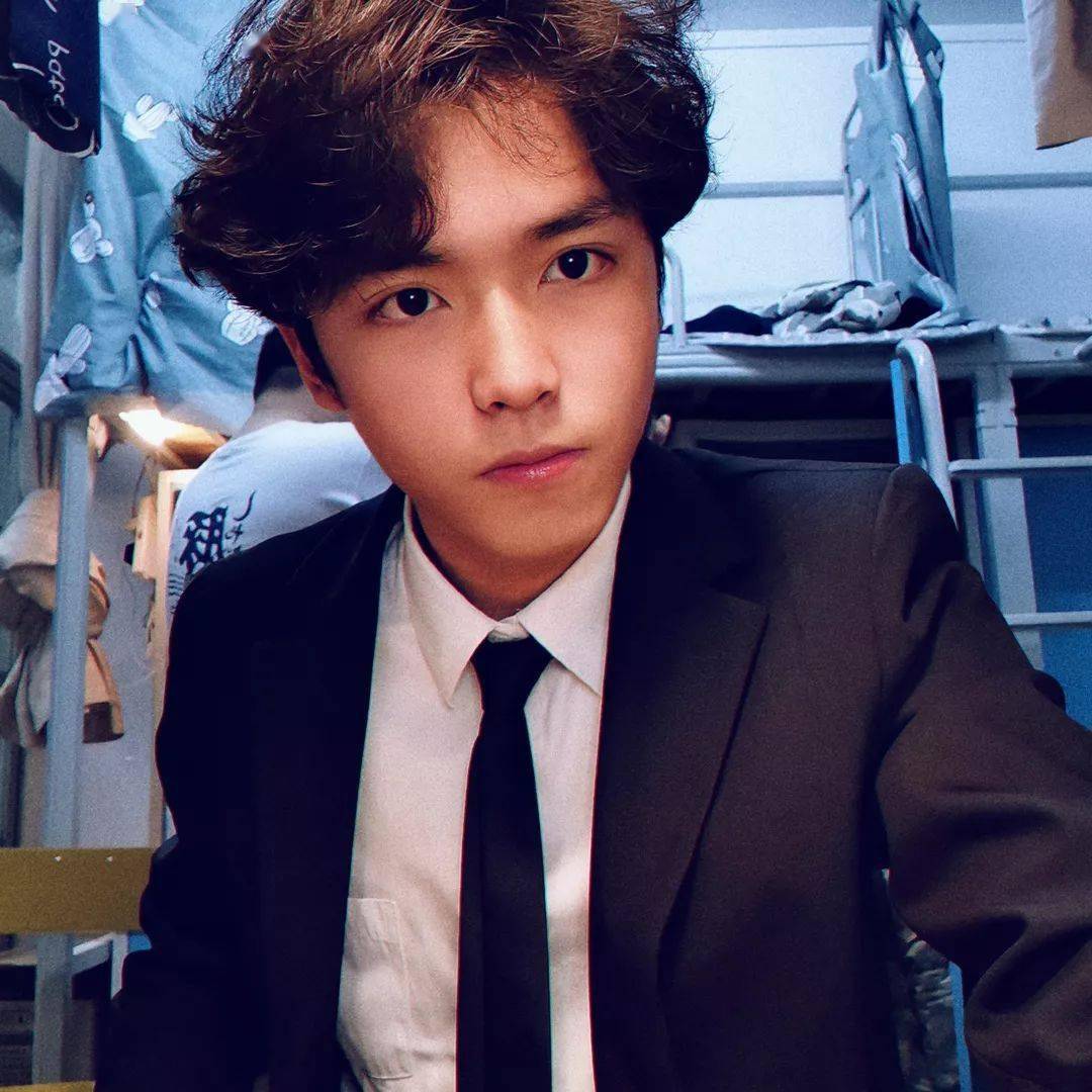 有的人明明是"皇冠"段位却自称"盒子精"_黄宗凡