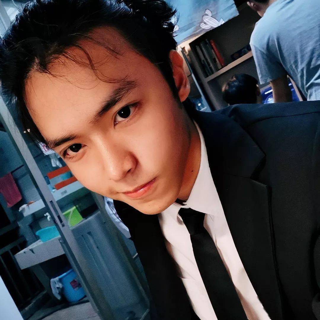 有的人明明是"皇冠"段位却自称"盒子精"_黄宗凡