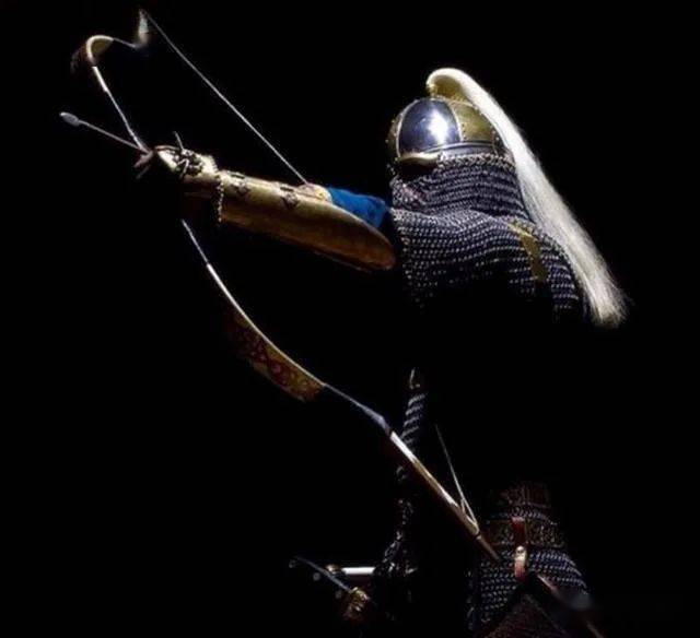 那么,这群英国弓箭手是如何做到击垮中世纪最强武力的代表的呢?