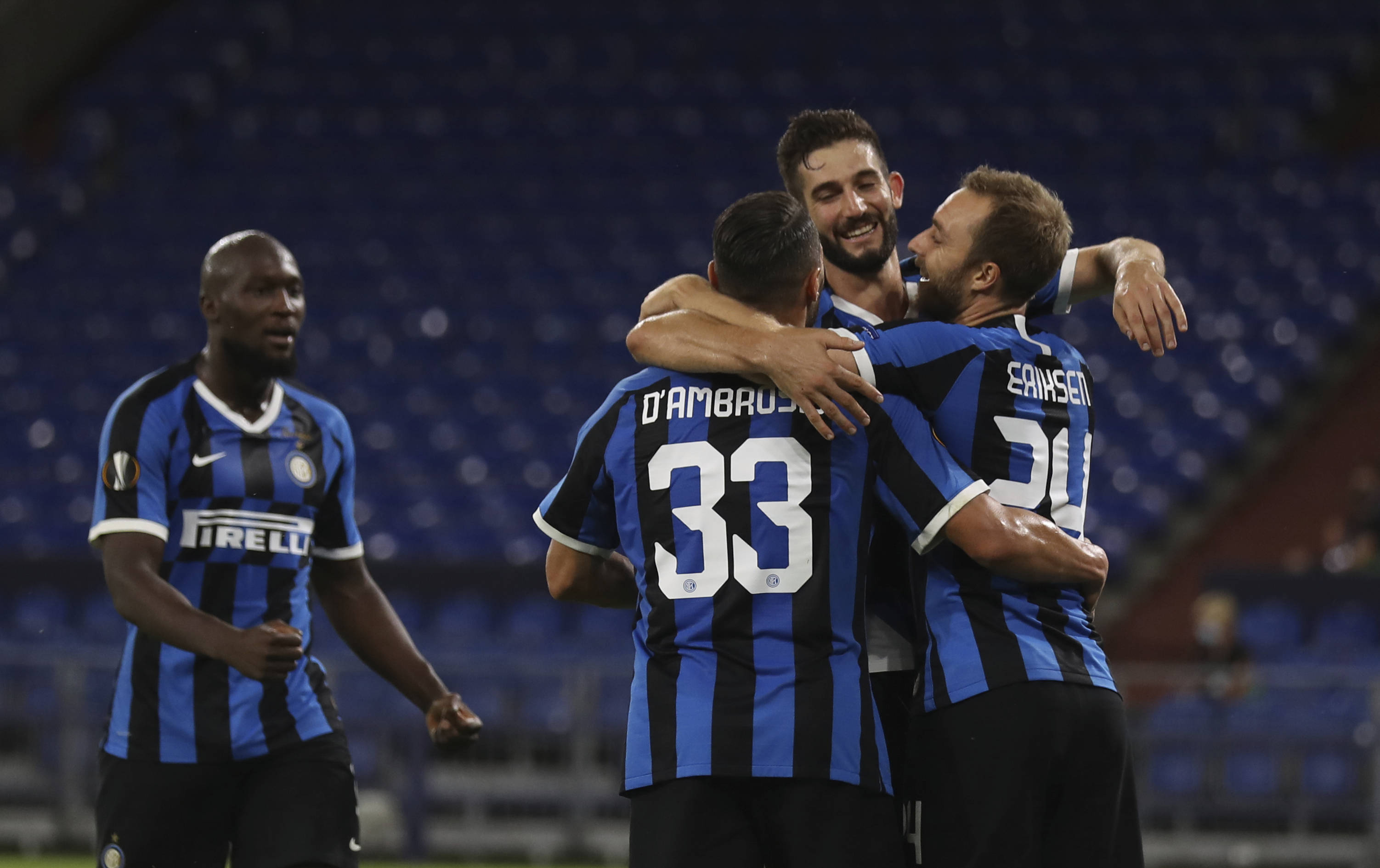 8月5日,国际米兰队球员埃里克森(右)攻入球队第二球后与队友庆祝.