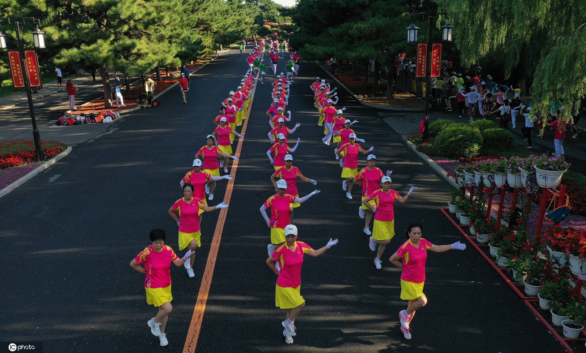 1000余名大妈,大爷公园集体广场舞 场面壮观