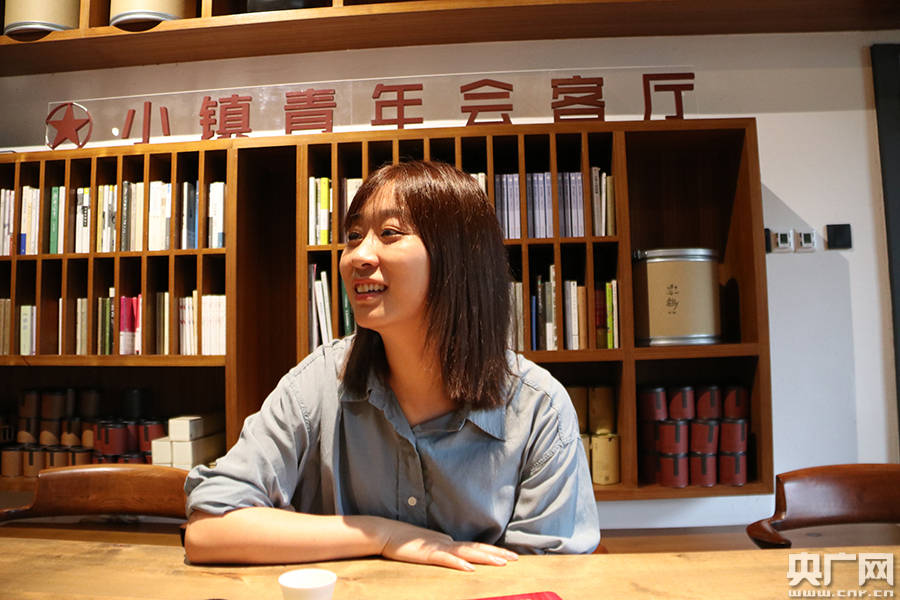 沈婵樱在她的小镇青年会客厅接受记者采访(央广网发 王海鹏 摄)