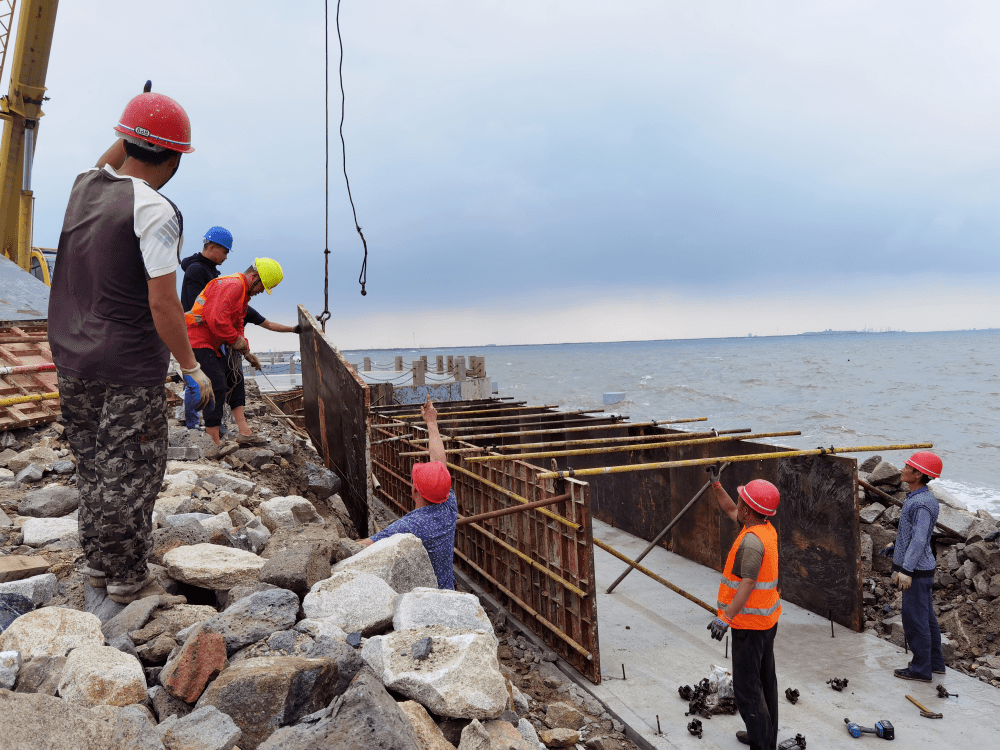整修加固沿海堤坝滨海区打造海上安全屏障