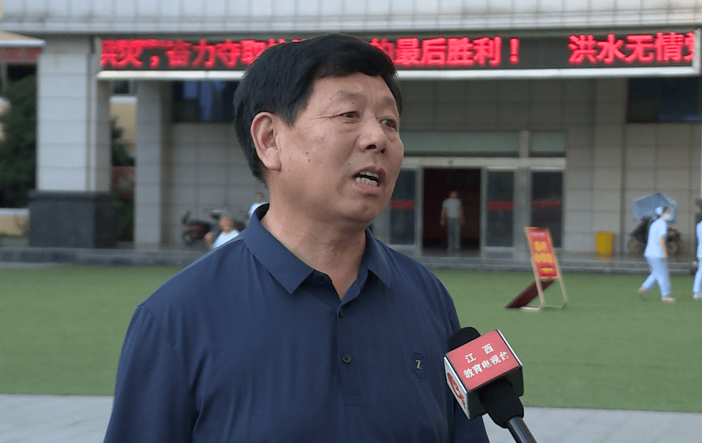 黄武忠鄱阳县秋实学校校长因为放假了,我们就把食堂员工30多人全部调