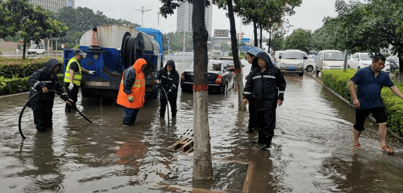 今天暴雨有多大长葛哪些路段不能通行有车在水中熄火