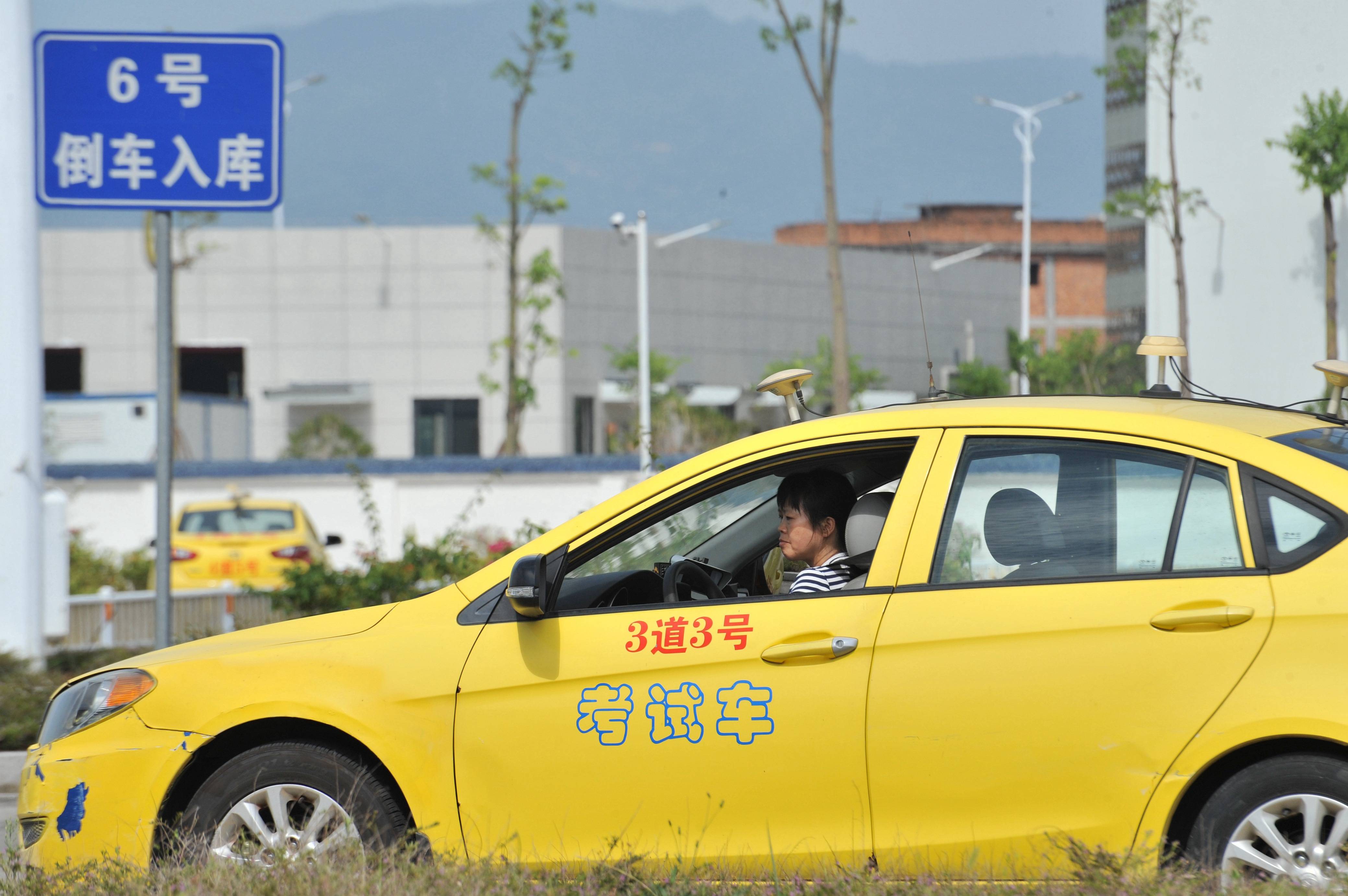 8月7日,考生在福州交警支隊華威社會化駕駛人考試場進行倒車入庫考試.