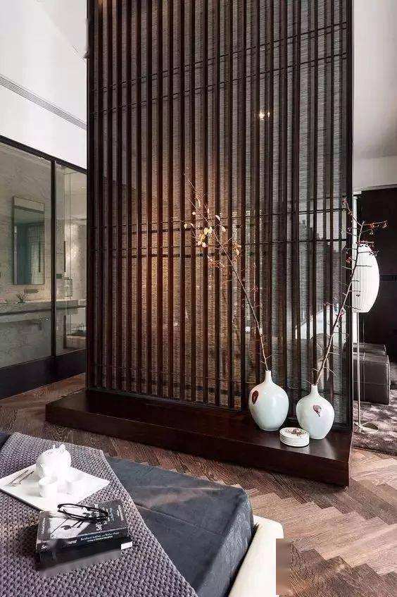 隔断柜/架中国自古就有博古架,用来陈列玉器,陶瓷等古玩珍宝.