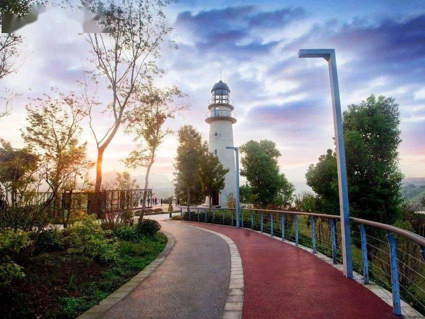 这里就是金海湾公园正是不可多得的好风景公园,江景连成一片脚下是