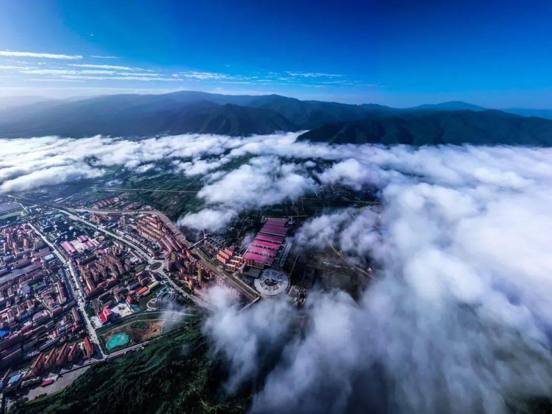 via张小平玉皇山(2819米),代王山(2598米)等大山环绕被鳌山(3475米)