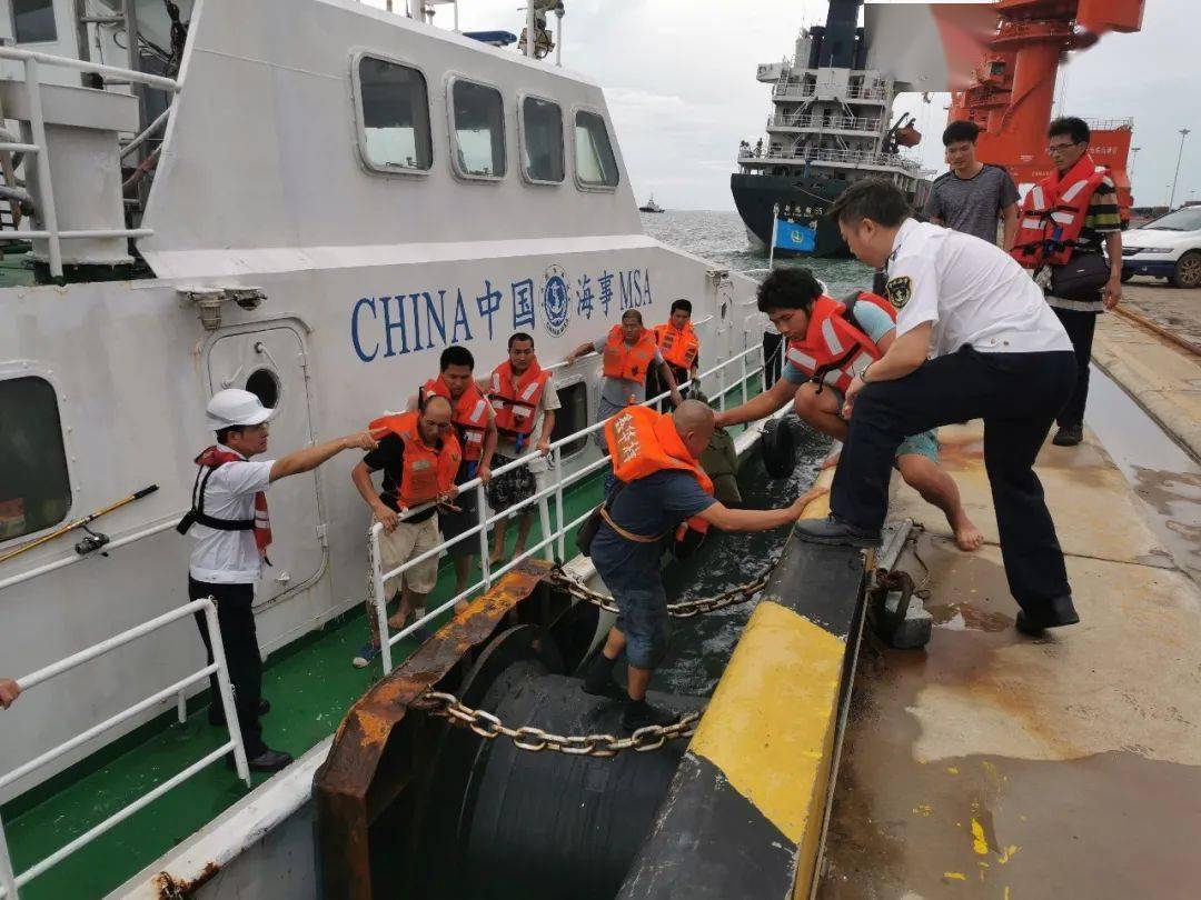 鐵山港海域一貨船起火,11名船員遇險!海事部門成功救援