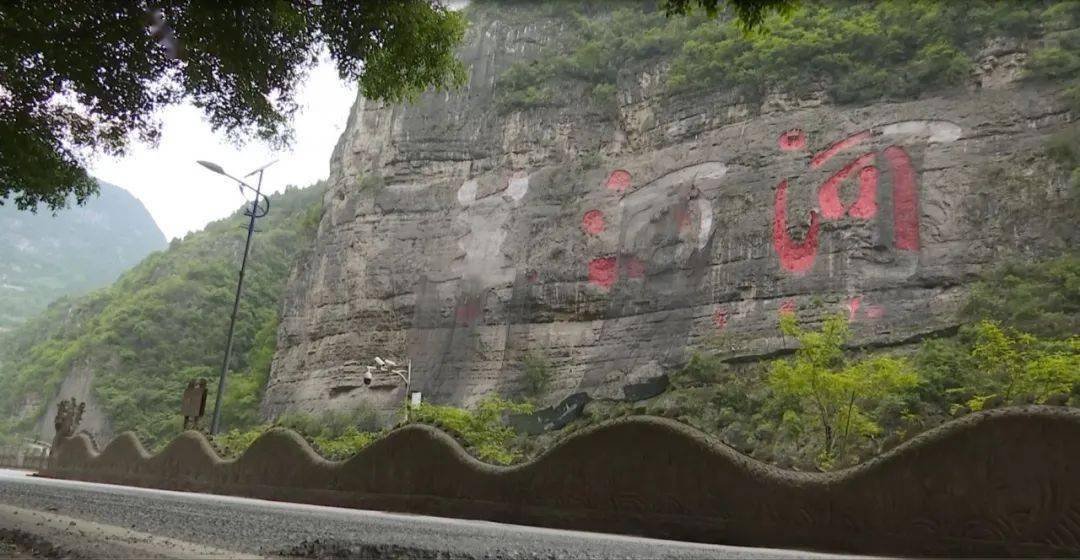 摩崖石刻1999年被载入"大世界吉尼斯"被雕刻在美酒河畔的悬崖峭壁上"