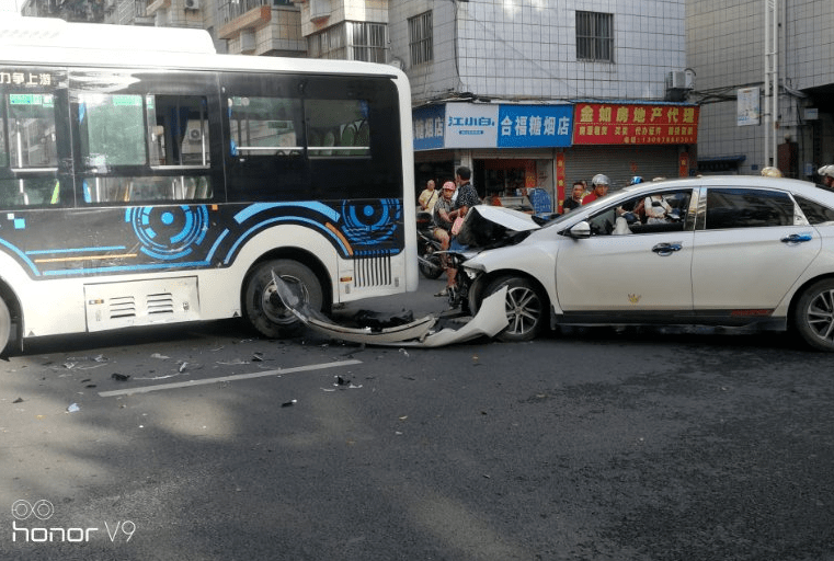 辖区交警也很快到达现场调查处置事故发生后,附近群众立马报警而公交