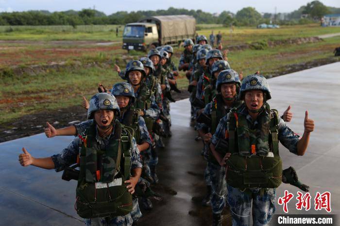 直击空降兵学员 临空一跃是最帅气的姿态