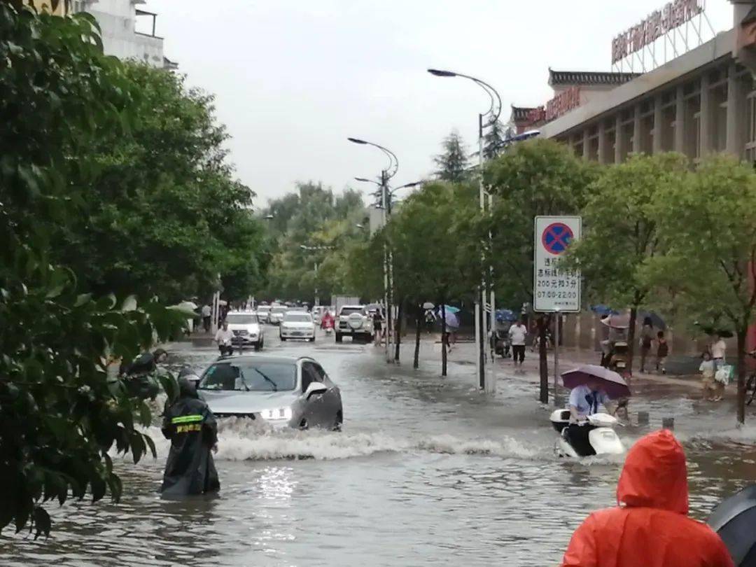 二龙山水库提闸放水商洛城区遭暴雨袭击致敬暴雨中这些美丽的身影