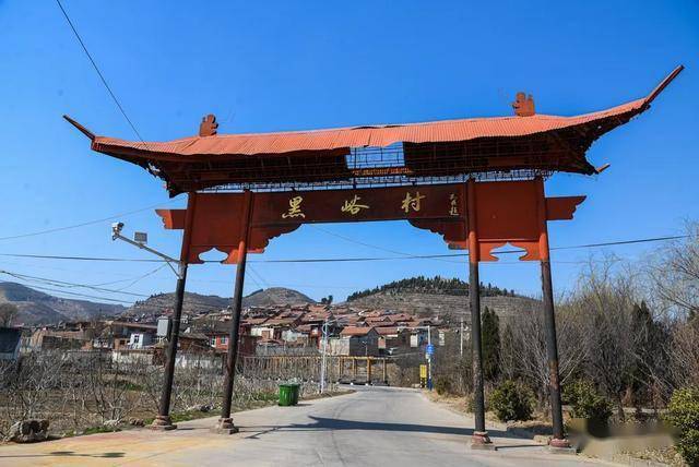 因峪深林密,落日早,取名"黑峪"