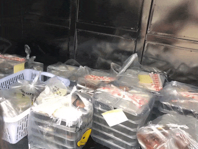 乐山这家店有点飘了90后老板竟然开保时捷送盒饭一份才卖10元