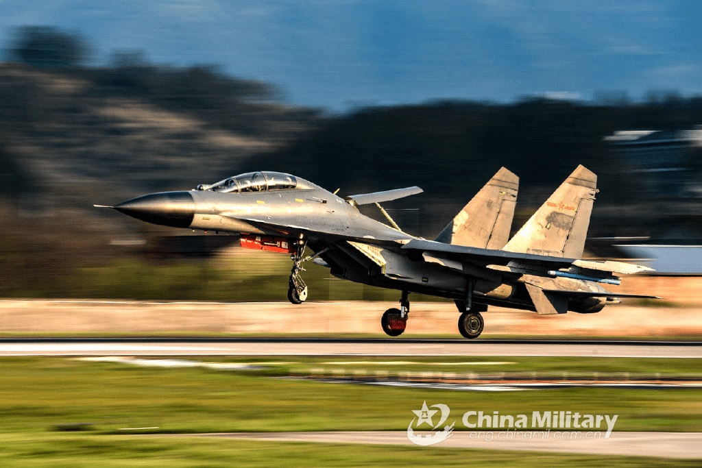 敏感时刻 解放军战机过台海中线