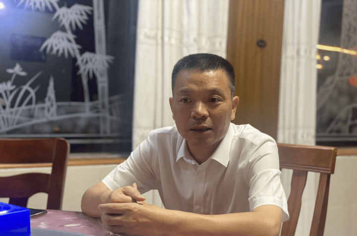 潘春林的家乡是十里八乡的富裕村,靠着开矿,开水泥厂,每年村集体经济