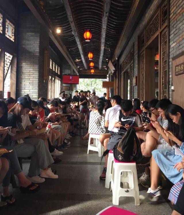 对不起!您前面还有397桌,这家餐厅使用一招,顾客排队绵绵不绝