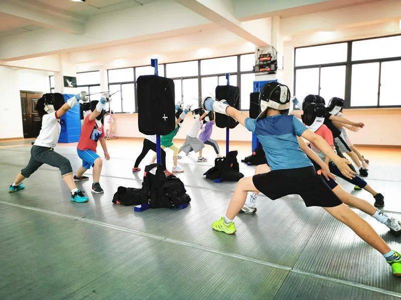 今日关注课间是嘻哈顽童执剑变少年剑客青浦区击剑暑期集训探访