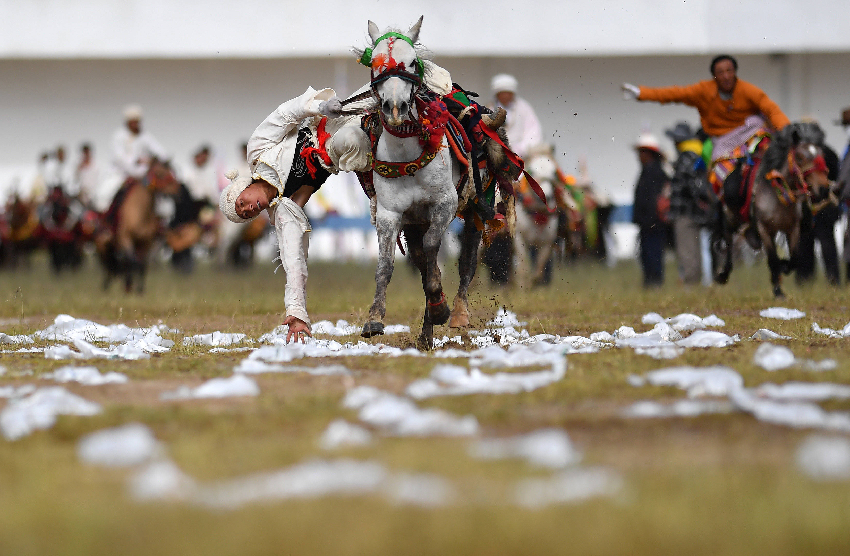 张汝锋 摄当日,在2020年西藏那曲羌塘恰青格萨尔赛马艺术节上,当地农
