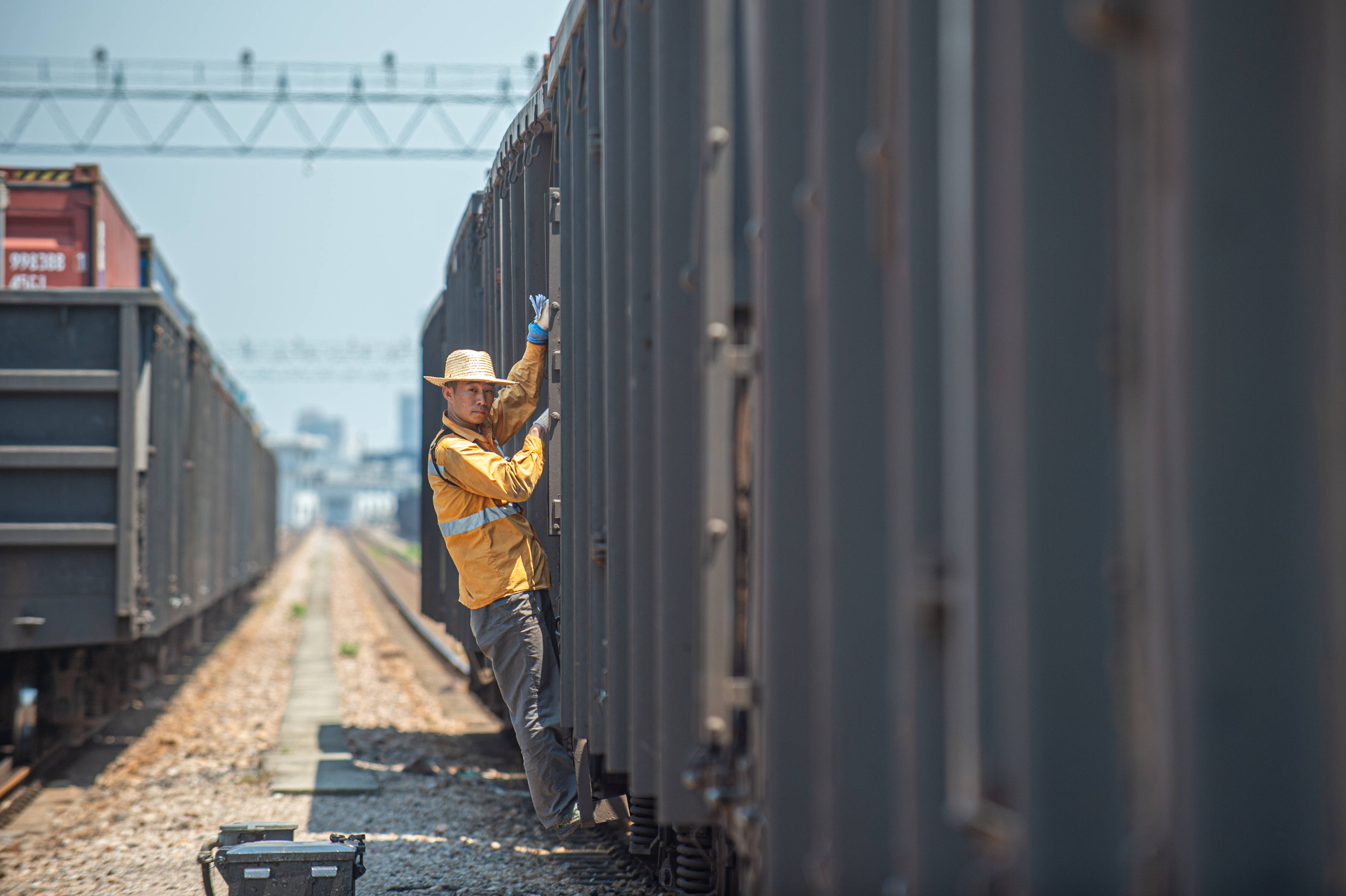 浙江杭州:高温天里的调车员_作业