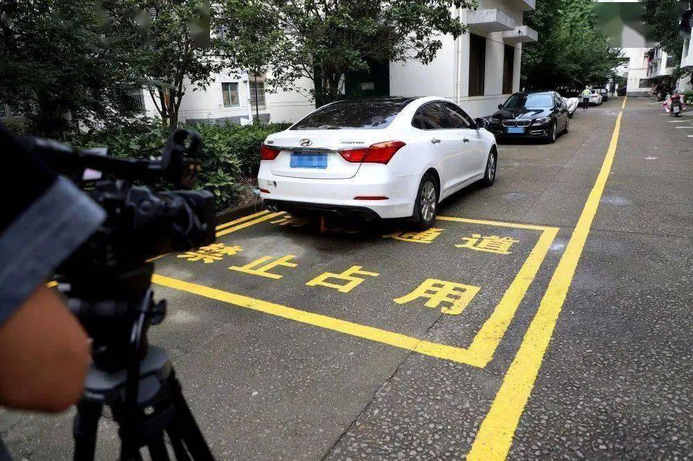 宁波违停车主颤抖吧霸气群众出手车被群殴了今后停这里还要罚钱扣分