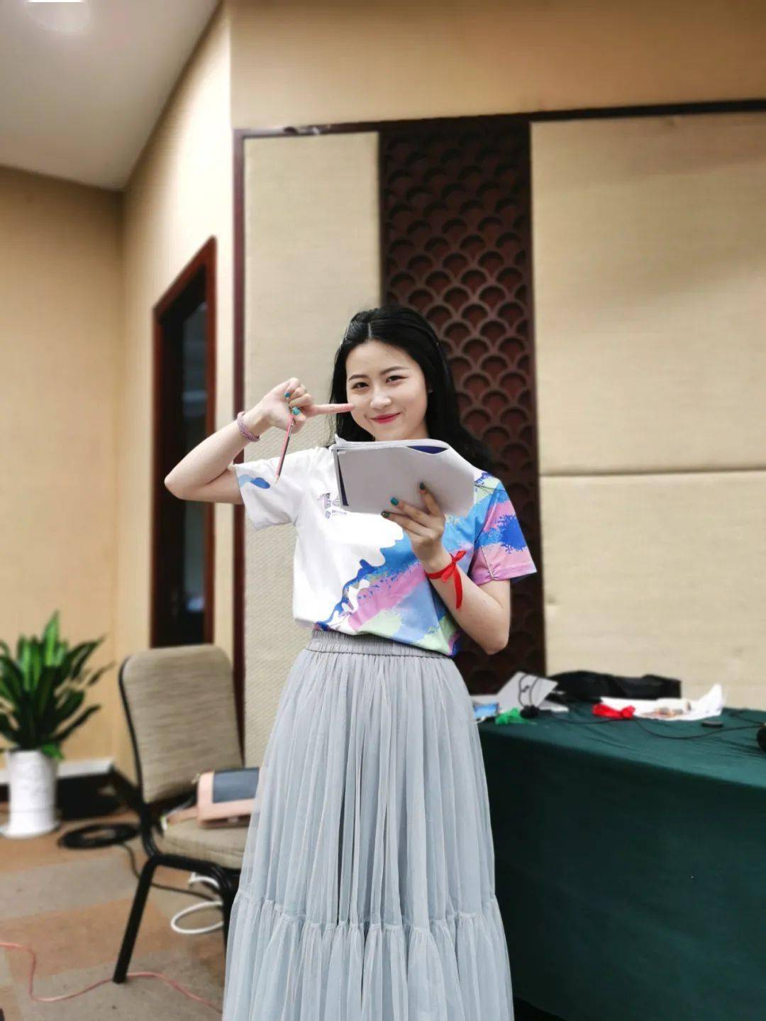 与集美貌,才华于一身的皮皮徐——小玲,强强联合组成的主持团,如此高