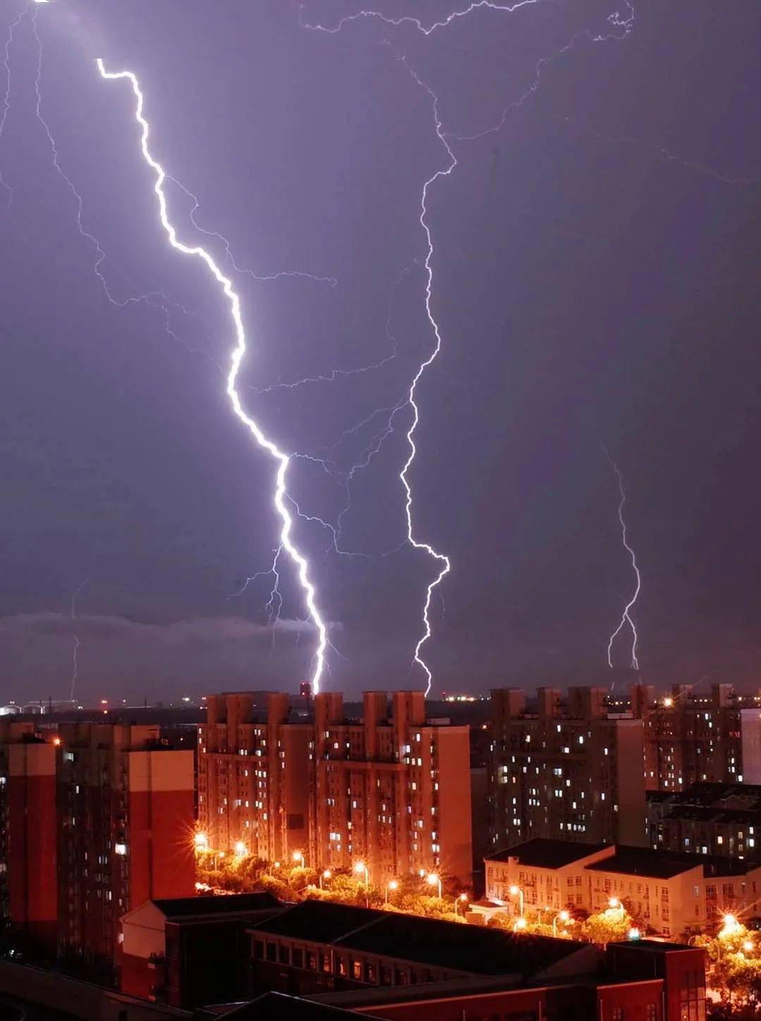 东方明珠:我被"电"到了,但我很安全!_上海