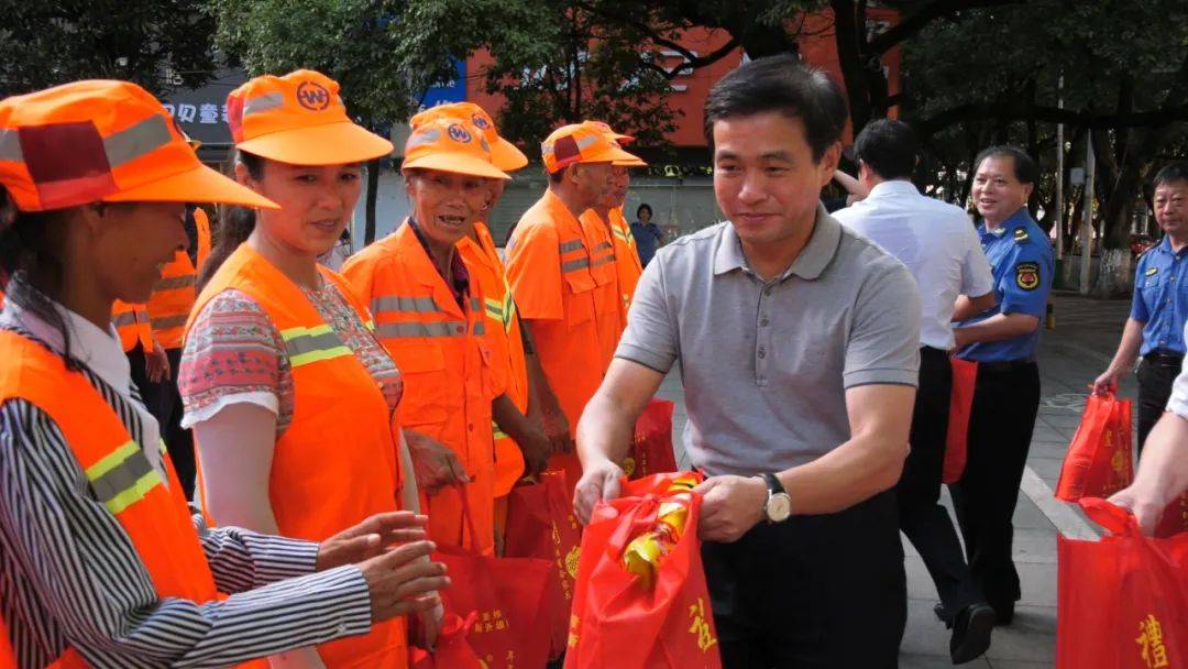 钟益民看望慰问一线工作者