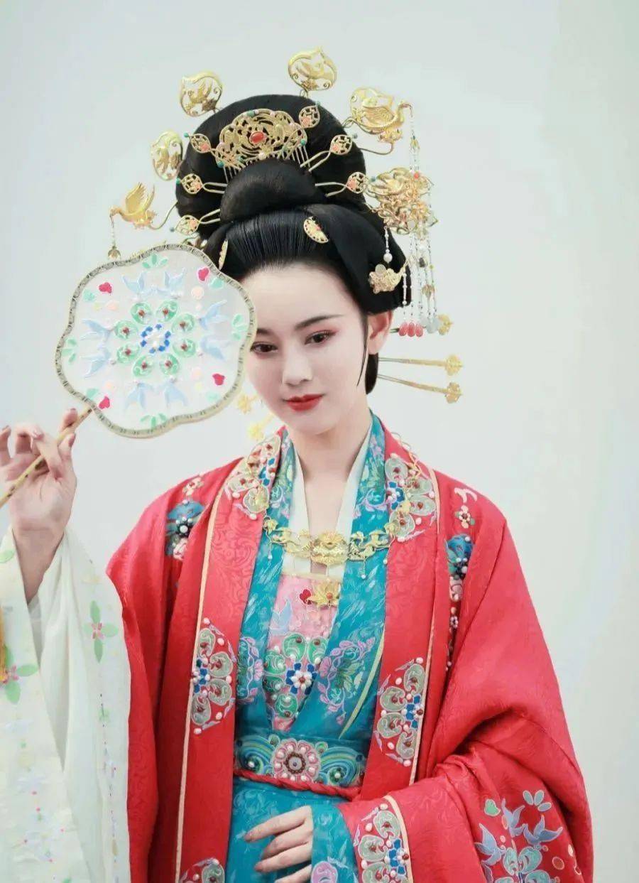 中国人的嫁衣,不该只有西方的婚纱,更应该是传统的凤冠霞帔!